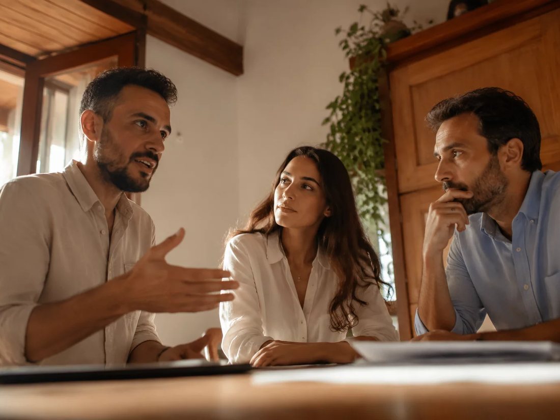 Participantes conferindo o roteiro da rodada minutos antes de a sessão começar